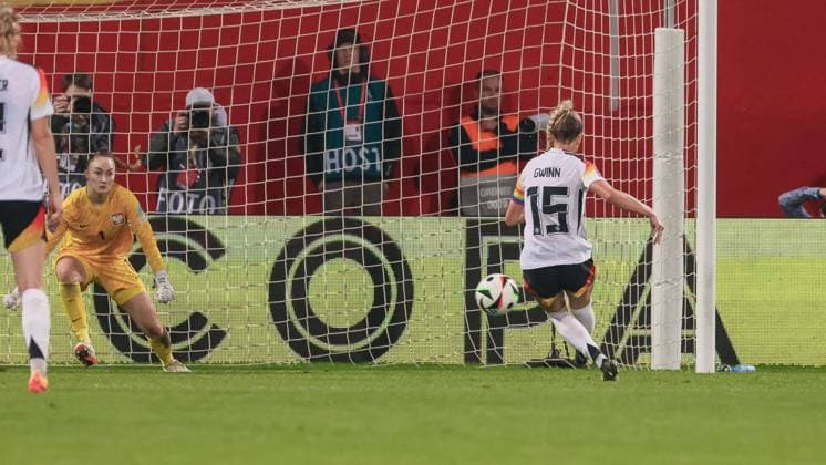 v.li.: Kinga Szemik (Torhüterin, Torwart, Polen, 1), Torschützin Giulia Gwinn (Deutschland, DFB, 15) beim Elfmeter, Strafstoß, erzielt das Tor zum 4:1, Treffer, Highlight, Torerfolg, 31.05.2024, Rostock (Deutschland), Fussball, EM-Qualifikation Frauen, Deutschland - Polen