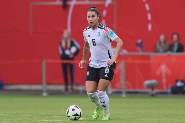 v.li.: Lena Oberdorf (Deutschland, DFB, 6) am Ball, Freisteller, Einzelbild, Ganzkörper, Aktion, Action, Spielszene, 31.05.2024, Rostock (Deutschland), Fussball, EM-Qualifikation Frauen, Deutschland - Polen