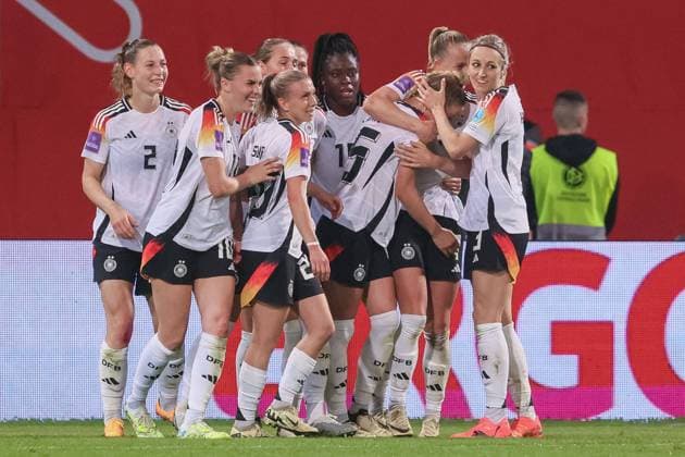 v.li.: Spielerinnen von Deutschland, DFB mit Torjubel, Jubel, jubeln, jubelt, optimistisch, Spielszene, Highlight, Freude über das Tor zum 4:1, 31.05.2024, Rostock (Deutschland), Fussball, EM-Qualifikation Frauen, Deutschland - Polen