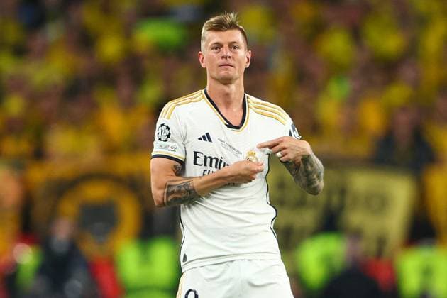 Toni Kroos of Real Madrid leaves the pitch to an ovation from supporters Borussia Dortmund v Real Madrid, UEFA Champions League, Final, Football, Wembley Stadium, London, UK - 01 June 2024 EDITORIAL USE ONLY No use with unauthorised audio, video, data, fixture lists, club league logos or live services. Online in-match use limited to 120 images, no video emulation. No use in betting, games or single club league player publications. Copyright: xKieranxMcManus Shutterstockx 14516313cq