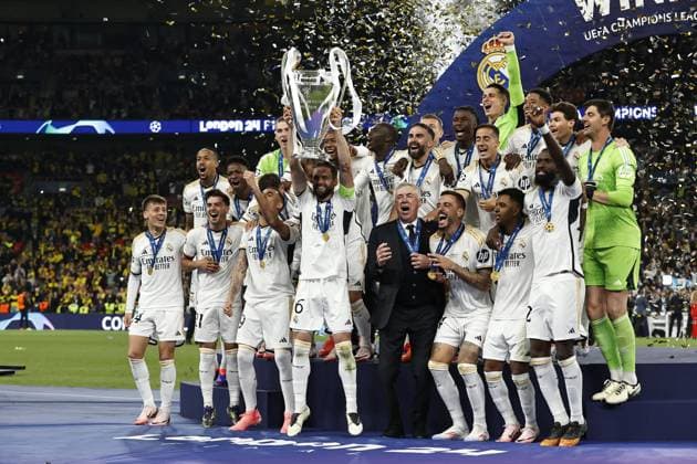 LONDON - Real Madrid goalkeeper Thibaut Courtois, Daniel Carvajal of Real Madrid, Eder Militao of Real Madrid, David Alaba of Real Madrid, Jude Bellingham of Real Madrid, Nacho of Real Madrid, Vinicius Junior of Real Madrid, Toni Kroos of Real Madrid, Luka Modric of Real Madrid, Rodrygo of Real Madrid, Jude Bellingham of Real Madrid, Real Madrid goalkeeper Andriy Lunin, Joselu of Real Madrid, Federico Valverde of Real Madrid, Lucas Vazquez of Real Madrid, Aurelien Tchouameni of Real Madrid, Dani Ceballos of Real Madrid , Brahim Diaz of Real Madrid, Antonio Rudiger of Real Madrid, Ferland Mendy of Real Madrid, Arda Guler of Real Madrid, Real Madrid goalkeeper Kepa Arrizabalaga, Real Madrid goalkeeper Javier Belman, Real Madrid coach Carlo Ancelotti, Real Madrid assistant coach Davide Ancelotti, Real Madrid assistant coach Francesco Mauri with UEFA Champions League trophy, Coupe des clubs Champions Europeans during the UEFA Champions League Final between Borussia Dortmund and Real Madrid at Wembley Stadium on June 1, 2024 in London, United Kingdom. ANP Hollandse Hoogte MAURICE VAN STEEN UEFA Champions League 2023 24 FINAL 2024 xVIxANPxSportx xVanxSteenxFotografiexIVx 500106102 originalFilename: 500106102.jpg