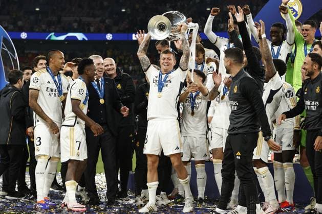 LONDON - Real Madrid goalkeeper Thibaut Courtois, Daniel Carvajal of Real Madrid, Eder Militao of Real Madrid, David Alaba of Real Madrid, Jude Bellingham of Real Madrid, Nacho of Real Madrid, Vinicius Junior of Real Madrid, Toni Kroos of Real Madrid, Luka Modric of Real Madrid, Rodrygo of Real Madrid, Jude Bellingham of Real Madrid, Real Madrid goalkeeper Andriy Lunin, Joselu of Real Madrid, Federico Valverde of Real Madrid, Lucas Vazquez of Real Madrid, Aurelien Tchouameni of Real Madrid, Dani Ceballos of Real Madrid , Brahim Diaz of Real Madrid, Antonio Rudiger of Real Madrid, Ferland Mendy of Real Madrid, Arda Guler of Real Madrid, Real Madrid goalkeeper Kepa Arrizabalaga, Real Madrid goalkeeper Javier Belman, Real Madrid coach Carlo Ancelotti, Real Madrid assistant coach Davide Ancelotti, Real Madrid assistant coach Francesco Mauri with UEFA Champions League trophy, Coupe des clubs Champions Europeans during the UEFA Champions League Final between Borussia Dortmund and Real Madrid at Wembley Stadium on June 1, 2024 in London, United Kingdom. ANP Hollandse Hoogte MAURICE VAN STEEN UEFA Champions League 2023 24 FINAL 2024 xVIxANPxSportx xVanxSteenxFotografiexIVx 500106124 originalFilename: 500106124.jpg