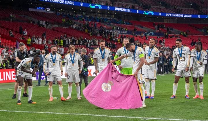 Fussball, Herren, Saison 2023 2024, Champions League (Finale), Borussia Dortmund - Real Madrid, v.l. Antonio Rüdiger (Real Madrid), Daniel Carvajal ( Real Madrid), Luka Modric ( Real Madrid), Joselu (Real Madrid), Torwart Andriy Lunin (Real Madrid), Nacho Fernandez (Real Madrid) als Torero Stierkämpfer mit Capote mit Real-Logo, Eder Militao (Real Madrid), Jude Bellingham (Real Madrid), Eduardo Camavinga (Real Madrid), Jubel nach dem Abpfiff, 01.06.2024, Copyright: xSebastianxRäppold MatthiasxKochx