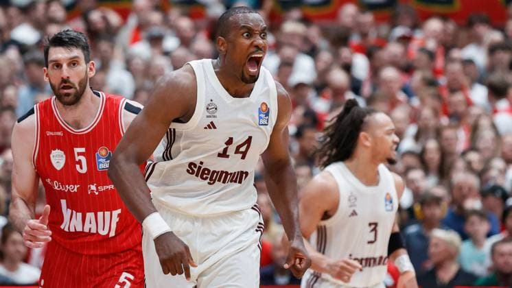 Sport Bilder des Tages Im Bild: v.li. Owen Klassen (Wuerzburg Baskets, 5) und Serge Ibaka (FC Bayern München Basketball), Jubel 02.06.2024, Wuerzburg Baskets vs. FC Bayern Muenchen Basketball, easyCredit BBL, Playoffs, Halbfinale - Spiel 3, Deutschland, Wuerzburg, tectake Arena, Copyright: HMBxMedia xJulienxBecker