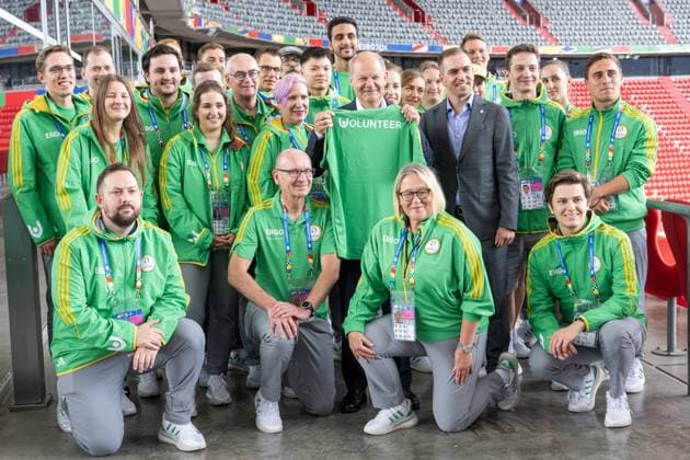 Bundeskanzler der Bundesrepublik Deutschland, Olaf Scholz, haelt eine Volunteer Trikot in der Hand, Philipp Lahm, Turnierdirektor der UEFA EURO, EM, Europameisterschaft,Fussball 2024 Gruppenfoto mit den Volunteeren, Bundeskanzler Olaf Scholz besucht die Fussball-Arena Muenchen, um sich vor Ort einen Eindruck von den Vorbereitungen auf die UEFA EURO 2024 zu verschaffen, 03.06.2024 Muenchen Bayern Deutschland