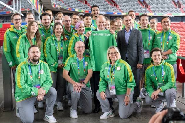 Bundeskanzler der Bundesrepublik Deutschland, Olaf Scholz, haelt eine Volunteer Trikot in der Hand, Philipp Lahm, Turnierdirektor der UEFA EURO, EM, Europameisterschaft,Fussball 2024 Gruppenfoto mit den Volunteeren, Bundeskanzler Olaf Scholz besucht die Fussball-Arena Muenchen, um sich vor Ort einen Eindruck von den Vorbereitungen auf die UEFA EURO 2024 zu verschaffen, 03.06.2024 Muenchen Bayern Deutschland