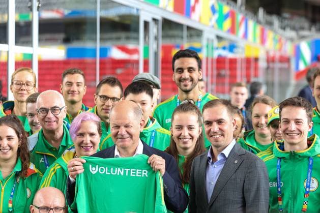Bundeskanzler Olaf Scholz und Philipp Lahm mit den Volunteers der Euro 2024, Freiwillige, Besuch des Bundeskanzlers Olaf Scholz, Fussball Arena Muenchen,Visit of the Chancellor, Munich Football Arena, 03.06.2024, Besuch des Bundeskanzlers Olaf Scholz, Fussball Arena Muenchen,Visit of the Chancellor, Munich Football Arena, 03.06.2024 Muenchen Copyright: xEibner-Pressefoto JennixMaulx EP_JML