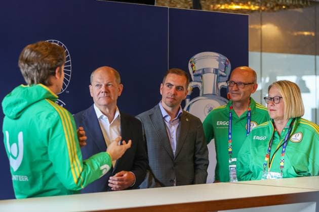 Bundeskanzler Olaf Scholz und Philipp Lahm im Gespraech mit den Volunteers der Euro 2024, Freiwillige, Besuch des Bundeskanzlers Olaf Scholz, Fussball Arena Muenchen,Visit of the Chancellor, Munich Football Arena, 03.06.2024, Besuch des Bundeskanzlers Olaf Scholz, Fussball Arena Muenchen,Visit of the Chancellor, Munich Football Arena, 03.06.2024 Muenchen Copyright: xEibner-Pressefoto JennixMaulx EP_JML