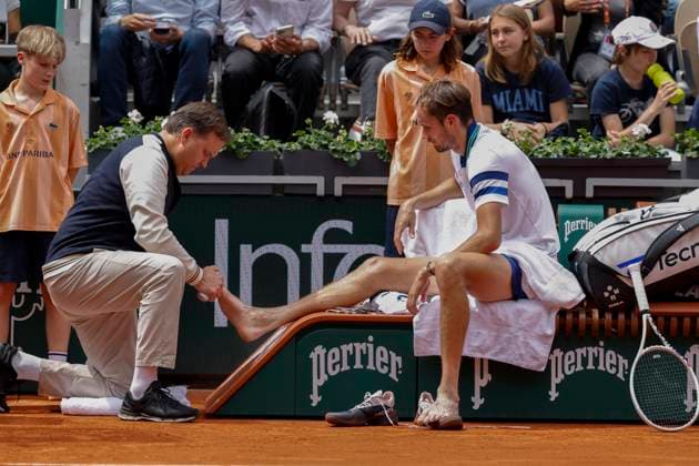 June 3, 2024, Paris, Paris, France: June 3, 2024, Paris, Paris, France: Daniil Medvedev (â€) medical time out during the tennis Grand Slam of Roland Garros 2024, day 9, match between Alex De Minaur (AUS) and Daniil Medvedev (â€) at Roland Garros Stadium - on jjune 3 2024.Paris - France Paris France - ZUMAb253 20240603_zsp_b253_057 Copyright: xLoicxBaratouxx