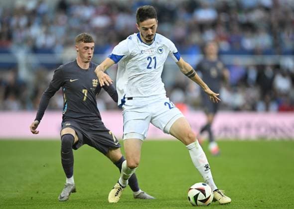 Cole Palmer of England challenges Stjepan Radeljic of Bosnia and Herzegovina England v Bosnia and Herzegovina, International Friendly, Länderspiel, Nationalmannschaft Football, St James Park, Newcastle, UK, 03 June 2024 EDITORIAL USE ONLY No use with unauthorised audio, video, data, fixture lists, club league logos or live services. Online in-match use limited to 120 images, no video emulation. No use in betting, games or single club league player publications. Copyright: xGreigxCowie Shutterstockx 14520843da