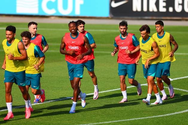 Portugal Fussball Nationalmannschaft, Selecao, Training 03.06.2024,warm-up, Vorbereitung zur Europameisterschaft 2024 ,Goncalo Ramos (Portugal) , Joao Neves (Portugal),Rafael Leao (Portugal) , Bruno Fernandes (Portugal), Joao FÃ lix (Portugal), Joao Cancelo (Portugal) , Copyright: FernandoxSoares