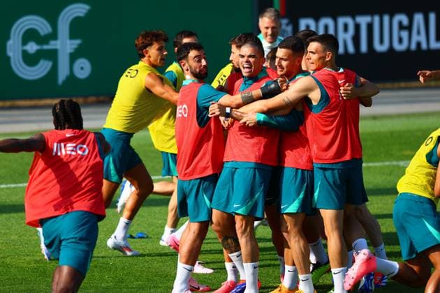 Portugal Fussball Nationalmannschaft, Selecao, Training 03.06.2024,warm-up, Vorbereitung zur Europameisterschaft 2024 , Pepe (Portugal),Joao Palhinha (Portugal), Diogo Dalot (Portugal), Joao FÃ lix (Portugal), Bernardo Silva (Portugal), Bruno Fernandes (Portugal), Spieler haben Spass Copyright: FernandoxSoares
