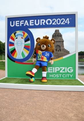 Leipzig, 03.06.2024, Völkerschlachtdenkmal, Fussball, UEFA EURO, EM, Europameisterschaft,Fussball 2024, Host City Leipzig , Enthüllung Spectacular zur UEFA EURO 2024 am Völkerschlachtdenkmal. , Im Foto; EM Maskottchen Albärt Albaert präsentiert das Spectacular. , Nur zur redaktionellen Nutzung. Only editorial use. ,