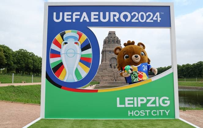 Leipzig, 03.06.2024, Völkerschlachtdenkmal, Fussball, UEFA EURO, EM, Europameisterschaft,Fussball 2024, Host City Leipzig , Enthüllung Spectacular zur UEFA EURO 2024 am Völkerschlachtdenkmal. , Im Foto; EM Maskottchen Albärt Albaert präsentiert das Spectacular. , Nur zur redaktionellen Nutzung. Only editorial use. ,