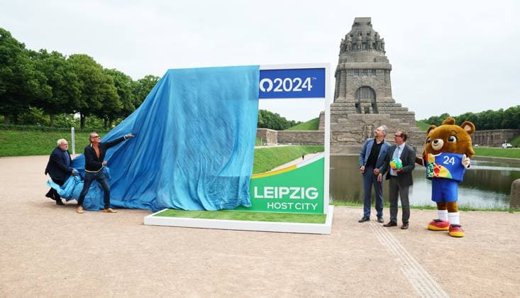 Leipzig, 03.06.2024, Völkerschlachtdenkmal, Fussball, UEFA EURO, EM, Europameisterschaft,Fussball 2024, Host City Leipzig , Enthüllung Spectacular zur UEFA EURO 2024 am Völkerschlachtdenkmal. , Im Foto; Kulturbotschafter der Host City Leipzig, Jürgen Zielinski, Zoo Direktor Jörg Junghold, EM Maskottchen Albärt Albaert, Geschäftsführer der Stiftung Völkerschlachtdenkmal, Anselm Hartinger, Projektleiter Uefa Euro 2024 Host City Leipzig, Stefan Schedler präsentieren das Spectacular. , Nur zur redaktionellen Nutzung. Only editorial use. ,
