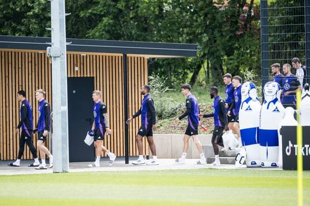 Trainingslager Vorbereitung UEFA EURO 2024 Deutschland; 05.06.2024 Jamal Musiala (Deutschland, 10), Maximilian Beier (Deutschland, 14), Toni Kroos (Deutschland), Jonathan Tah (Deutschland, 4), Kai Havertz (Deutschland, 7), Antonio Rüdiger (Deutschland), David Raum (Deutschland, 3), Florian Wirtz (Deutschland, 17), Niclas Füllkrug (Deutschland), Waldemar Anton (Deutschland, 16) kommen am Trainingsplatz an Trainingslager Vorbereitung UEFA EURO 2024 Deutschland - Training; HerzoBase, Herzogenaurach am 05.06.2024 Copyright: xBEAUTIFULxSPORTS Wunderlx