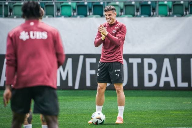 Fussball - St. Gallen, Schweiz: Abschusstraining Nationalteam Schweiz. Training vor dem letzten Testspiel gegen Österreich im Kybunpark. SUI, AUT, Freundschaftsspiel, UEFA EURO, EM, Europameisterschaft,Fussball 2024, Nati Suisse: Granit Xhaka mit ausgestreckter Zunge, Gestik, Mimik, Spass St. Gallen Kybunpark Schweiz Copyright: xJoeranxSteinsiekx