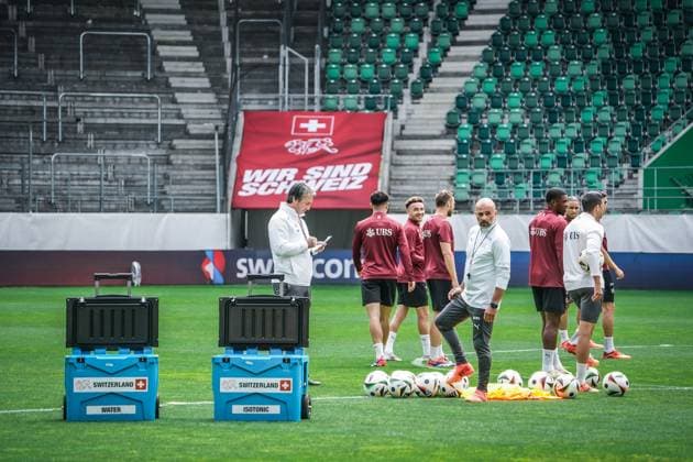 Fussball - St. Gallen, Schweiz: Abschusstraining Nationalteam Schweiz. Training vor dem letzten Testspiel gegen Österreich im Kybunpark. SUI, AUT, Freundschaftsspiel, UEFA EURO, EM, Europameisterschaft,Fussball 2024, Nati Suisse: Nationaltrainer Murat Yakin schreibt, studiert, liest, nachdenklich, beobachtend auf dem Spielfeld St. Gallen Kybunpark Schweiz Copyright: xJoeranxSteinsiekx