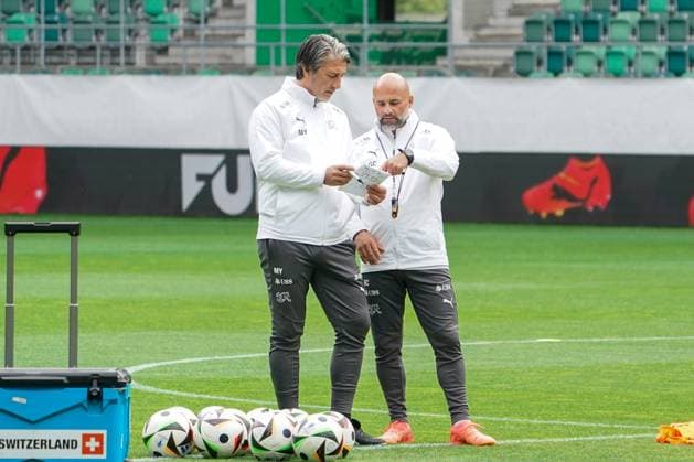 Fussball - St. Gallen, Schweiz: Abschusstraining Nationalteam Schweiz. Training vor dem letzten Testspiel gegen Österreich im Kybunpark. SUI, AUT, Freundschaftsspiel, UEFA EURO, EM, Europameisterschaft,Fussball 2024, Nati Suisse: Nationaltrainer Murat Yakin schreibt, studiert, liest, nachdenklich, beobachtend, entscheiden auf dem Spielfeld mit Co-Trainer Giorgio Contini St. Gallen Kybunpark Schweiz Copyright: xJoeranxSteinsiekx