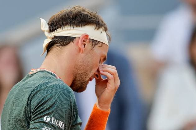 07.06.2024, Tennis, French Open 2024 Roland-Garros, FRA, Paris, Men™s Singles Court Philippe-Chatrier - SEMIFINALS Casper Ruud (Norway) - Alexander Zverev (Germany) Bild: v. li., Casper Ruud (Norway) enttaeuscht, enttaeuscht schauend, dissapointed, traurig, frustiert, frust, gefrustet Copyright: HMBxMedia AntonioxBorga
