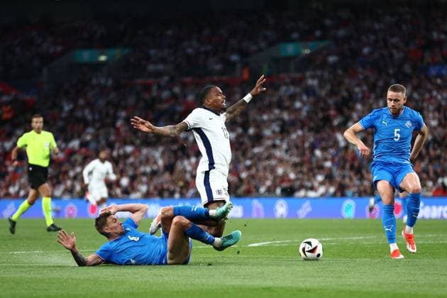 Daniel Leo Gretarsson of Iceland challenges Ivan Toney of England England v Iceland, International Friendly, Länderspiel, Nationalmannschaft Football, Wembley Stadium, London, UK, 07 June 2024 EDITORIAL USE ONLY No use with unauthorised audio, video, data, fixture lists, club league logos or live services. Online in-match use limited to 120 images, no video emulation. No use in betting, games or single club league player publications. Copyright: xJamesxMarsh Shutterstockx 14523617br