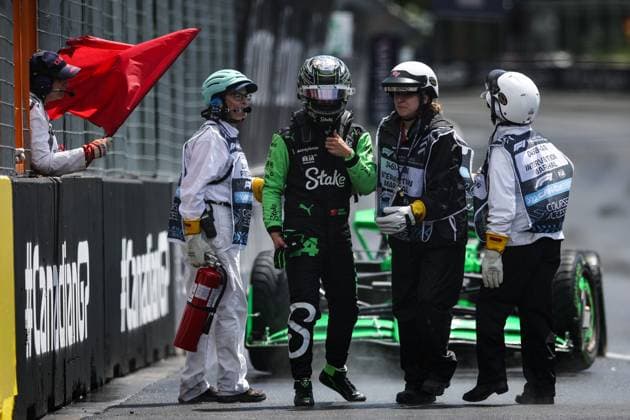 ZHOU Guanyu (chi), Stake F1 Team Kick Sauber C44, portrait marshall, commissaire de piste, marshal, marshalls, marshals crash, accident, during the Formula 1 AWS Grand Prix du Canada 2024, 9th round of the 2024 Formula One World Championship, WM, Weltmeisterschaft from June 07 to 09, 2024 on the Circuit Gilles Villeneuve, in Montrà al, Canada - F1 - CANADIAN GRAND PRIX 2024 DPPI Panoramic 240607_R09_CANADA_DP_XB3_2681