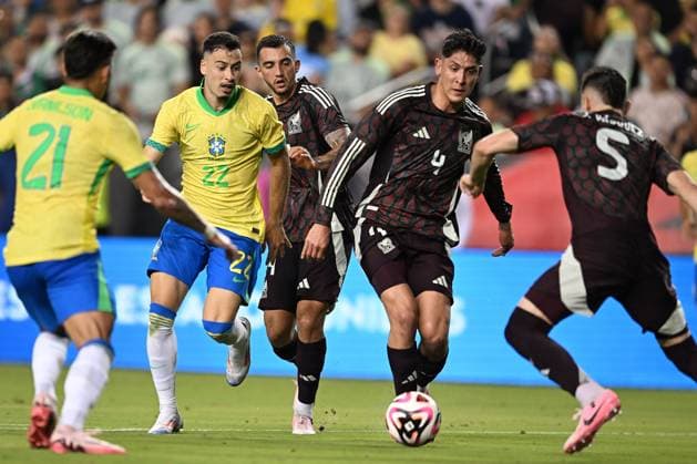 RECORD DATE NOT STATED Seleccion Mexicana 2024 Mexico vs Brazil Grabriel Martinelli of Brazil, Edson Alvarez, Johan Vasquez of Mexico during the game International Friendly, Länderspiel, Nationalmannschaft between Mexican national team, Nationalteam (Mexico) and Brazil at Kyle Field Stadium, on June 08, 2024, College Station, Texas, United States. COLLEGE STATION TEXAS UNITED STATES Copyright: xDavidxLeahx 20240608213344_SNM_AM_MEX_BRA_ALVAREZ155