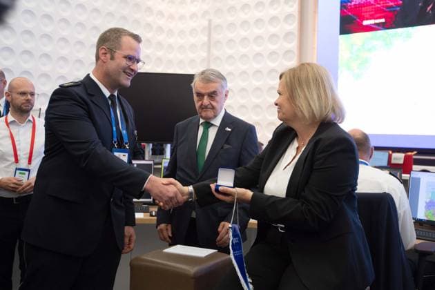 Nancy FAESER, Bundesinnenministerin, SPD, und Herbert REUL, CDU, Innenminister, Minister des Innern des Landes Nordrhein-Westfalen, besuchen das IPCC, Oliver STRUDTHOFF, links, Leiter des IPCC, ueberreicht ein Geschenk, Eroeffnung des IPCC International Police cooperation Center fuer die UEFA Fussball Europameisterschaft 2024, , Neuss, am 10.06.2024. Â