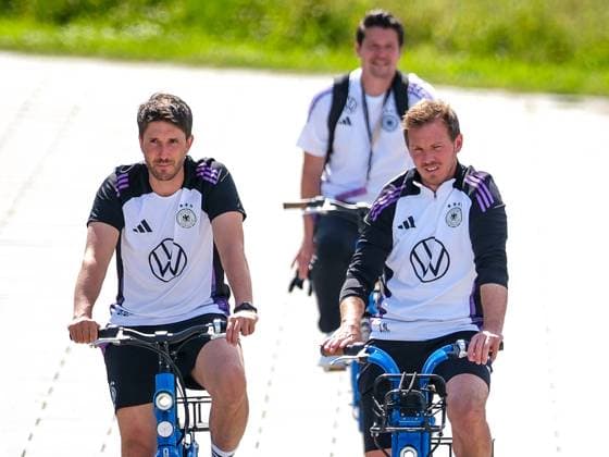 Benjamin Glueck (Deutschland, Assistenztrainer) und Julian Nagelsmann Deutschland , Trainer) auf dem Fahrrad, GER, DFB, Oeffentliches Training, Fussball Herren Nationalmannschaft Deutschland, UEFA Fussball Europameisterschaft 2024, Herzogenaurach 10.06.2024. GER, DFB, Oeffentliches Training, Fussball Herren Nationalmannschaft Deutschland, UEFA Fussball Europameisterschaft 2024, Herzogenaurach 10.06.2024. Herzogenaurach Copyright: xEibner-Pressefoto FlorianxWieganx EP_FWD