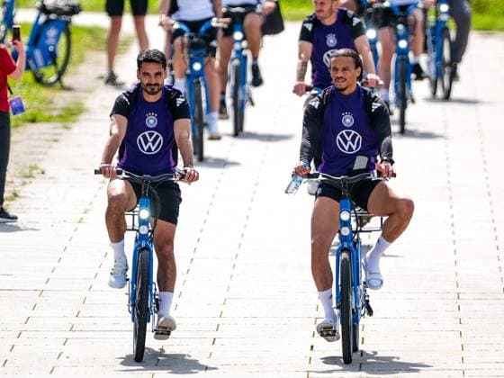 Ilkay Guendogan (Deutschland , 21) und Leroy Sane (Deutschland , 19) auf dem Fahrrad, GER, DFB, Oeffentliches Training, Fussball Herren Nationalmannschaft Deutschland, UEFA Fussball Europameisterschaft 2024, Herzogenaurach 10.06.2024. GER, DFB, Oeffentliches Training, Fussball Herren Nationalmannschaft Deutschland, UEFA Fussball Europameisterschaft 2024, Herzogenaurach 10.06.2024. Herzogenaurach Copyright: xEibner-Pressefoto FlorianxWieganx EP_FWD