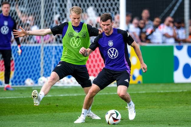 Chris Fuehrich (Deutschland , 11) im Zweikampf mit Pascal Groß (Deutschland , 05), GER, DFB, Oeffentliches Training, Fussball Herren Nationalmannschaft Deutschland, UEFA Fussball Europameisterschaft 2024, Herzogenaurach 10.06.2024. GER, DFB, Oeffentliches Training, Fussball Herren Nationalmannschaft Deutschland, UEFA Fussball Europameisterschaft 2024, Herzogenaurach 10.06.2024. Herzogenaurach Copyright: xEibner-Pressefoto FlorianxWieganx EP_FWD