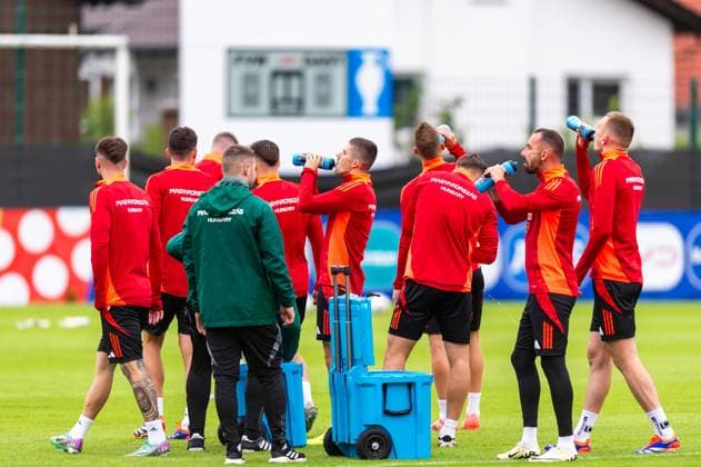 EURO 2024, Nationalteam Ungarn, Training Trinkpause GER, Training Ungarische Nationalmannschaft, Fussball, UEFA EURO, EM, Europameisterschaft,Fussball 2024, 11.06.2024 GER, Training Ungarische Nationalmannschaft, Fussball, UEFA Euro 2024, 11.06.2024 Weiler im Allgaeu Copyright: xEibner-Pressefoto FlorianxWolfx EP_FWF