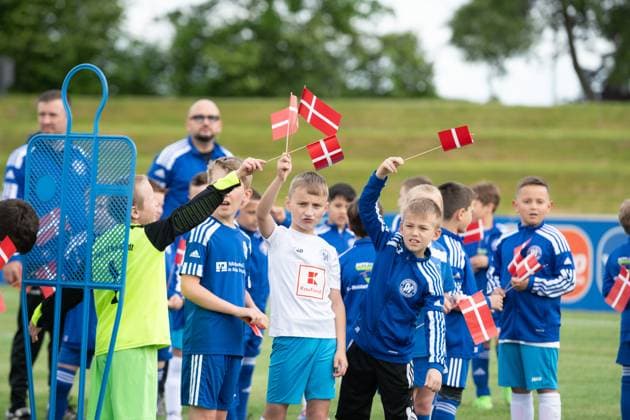 EURO 2024, Nationalteam Dänemark, Training Jugenspieler Begruessen die Spieler mit Faenchen. Oeffentliches Training Nationalmannschaft Daenemark, UEFA Fussball Europameisterschaft 2024, Herren, EM 2024, GER, 11.06.2024, Oeffentliches Training Nationalmannschaft Daenemark, UEFA Fussball Europameisterschaft 2024, Herren, EM 2024, GER, 11.06.2024 Freudenstadt Copyright: xEibner-Pressefoto WolfgangxFrankx EP_WFK