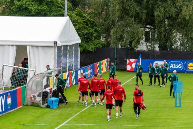 EURO 2024, Nationalteam Ungarn, Training Auf dem weg ins Kraftzelt GER, Training Ungarische Nationalmannschaft, Fussball, UEFA EURO, EM, Europameisterschaft,Fussball 2024, 11.06.2024 GER, Training Ungarische Nationalmannschaft, Fussball, UEFA Euro 2024, 11.06.2024 Weiler im Allgaeu Copyright: xEibner-Pressefoto FlorianxWolfx EP_FWF
