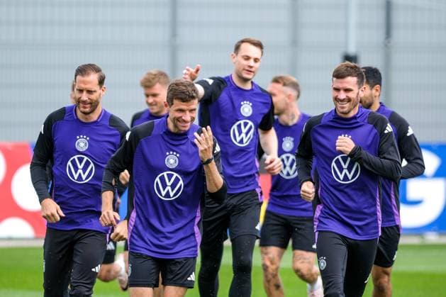 Thomas Mueller (Deutschland , 13) und Pascal Groß (Deutschland , 05) lachen beim warm Laufen GER, DFB, Training, Fussball Herren Nationalmannschaft Deutschland, UEFA Fussball Europameisterschaft 2024, Herzogenaurach 12.06.2024. GER, DFB, Training, Fussball Herren Nationalmannschaft Deutschland, UEFA Fussball Europameisterschaft 2024, Herzogenaurach 12.06.2024. Herzogenaurach Copyright: xEibner-Pressefoto FlorianxWieganx EP_FWD