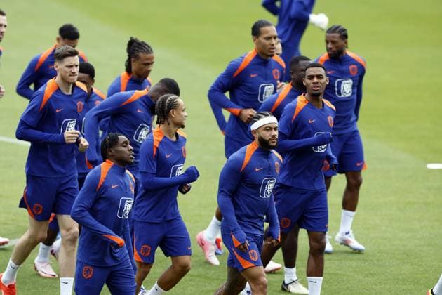 WOLFSBURG - (l-r) Wout Weghorst, Jeremie Frimpong, Xavi Simons, Virgil van Dijk, Ryan Gravenberch, Memphis Depay during a training session of the Dutch national team, Nationalteam at the AOK Stadium on June 12, 2024 in Wolfsburg, Germany. The Dutch national team is preparing for the first group match at the European Football Championship in Germany against Poland. ANP KOEN VAN WEEL UEFA EURO, EM, Europameisterschaft,Fussball 2024 Germany 2024 xVIxANPxSportx xxANPxIVx 500917940 originalFilename: 500917940_20240612.jpg