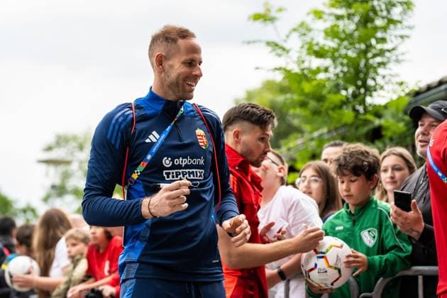 Peter Gulacsi (1, TW, Ungarn) beim Autogramme schreiben GER, Oeffentliches Training Ungarische Nationalmannschaft, Fussball, Euro, UEFA, 12.06.2024, GER, Oeffentliches Training Ungarische Nationalmannschaft, Fussball, Euro, UEFA, 12.06.2024 Weiler im Allgaeu Copyright: xEibner-Pressefoto FlorianxWolfx EP_FWF