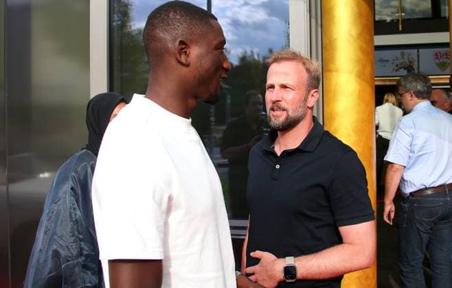 12.06.2024, Deutschland, Leonberg, Fußball Bundesliga, VfB in Team, Filmpremiere Traumpalast Leonberg, 18 Uhr Roter Teppich, 19.30 Talk, dann Film, v.l. Serhou Guirassy, VfB Trainer Sebastian Hoeneß