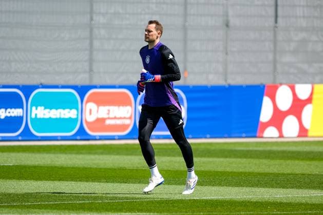 Manuel Neuer (Deutschland , 01) beim waem machen, GER, Abschlusstraining MD-1, Maenner Nationalmannschaft vor Deutschland vs Schottland, UEFA Europameisterschaft 2024, Fussball, Herzogenaurach, 13.06.2024. GER, Abschlusstraining MD-1, Maenner Nationalmannschaft vor Deutschland vs Schottland, UEFA Europameisterschaft 2024, Fussball, Herzogenaurach, 13.06.2024. Herzogenaurach Copyright: xEibner-Pressefoto FlorianxWieganx EP_FWD
