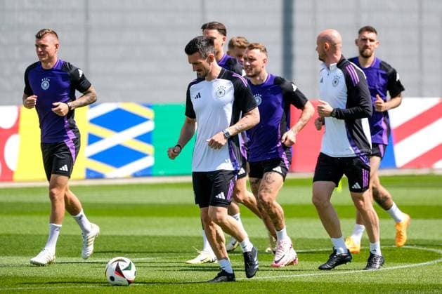 Die Spieler Laufen sich warm. GER, Abschlusstraining MD-1, Maenner Nationalmannschaft vor Deutschland vs Schottland, UEFA Europameisterschaft 2024, Fussball, Herzogenaurach, 13.06.2024. GER, Abschlusstraining MD-1, Maenner Nationalmannschaft vor Deutschland vs Schottland, UEFA Europameisterschaft 2024, Fussball, Herzogenaurach, 13.06.2024. Herzogenaurach Copyright: xEibner-Pressefoto FlorianxWieganx EP_FWD