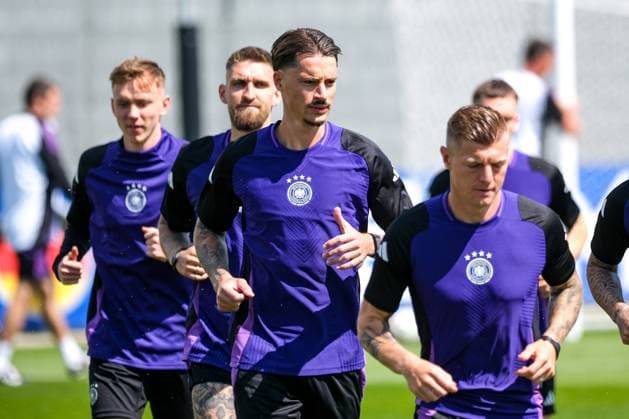 Die Spieler Laufen sich warm. GER, Abschlusstraining MD-1, Maenner Nationalmannschaft vor Deutschland vs Schottland, UEFA Europameisterschaft 2024, Fussball, Herzogenaurach, 13.06.2024. GER, Abschlusstraining MD-1, Maenner Nationalmannschaft vor Deutschland vs Schottland, UEFA Europameisterschaft 2024, Fussball, Herzogenaurach, 13.06.2024. Herzogenaurach Copyright: xEibner-Pressefoto FlorianxWieganx EP_FWD