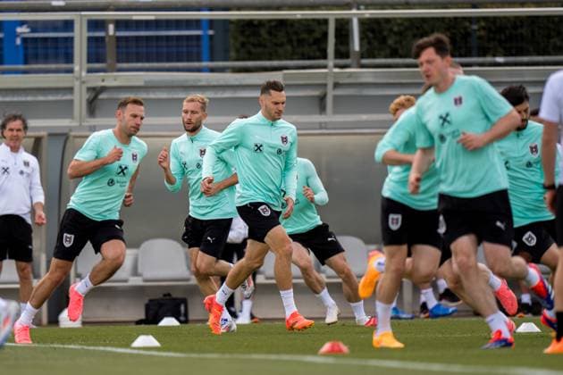 EURO 2024, Nationalteam Österreich, Training SOCCER - UEFA EURO, EM, Europameisterschaft,Fussball 2024 BERLIN,GERMANY,13.JUN.24 - SOCCER -UEFA EURO 2024, OEFB, Oesterreichischer Fussball-Bund, training. Image shows Konrad Laimer, Maximilian Entrup and the team of AUT. GEPAxpictures xJohannesxFriedl