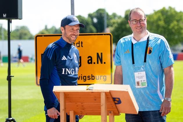 Andreas Hinkel (Belgien, Co-Trainer) traegt sich mit Stefan Juergen Ernst in das goldene Buch der Stadt Freiberg am Neckar ein, GER, Belgium (BEL), Public Training Session, Fussball Europameisterschaft, UEFA EURO, EM, Europameisterschaft,Fussball 2024, 13.06.2024 GER, Belgium (BEL), Public Training Session, Fussball Europameisterschaft, UEFA EURO 2024, 13.06.2024 Freiberg am Neckar Copyright: xEibner-Pressefoto Memmlerx EP_MMR