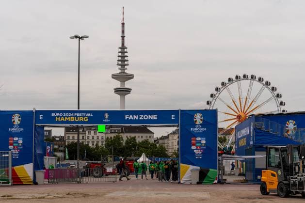 GER, Fanzone Hamburg, Aufbau, Bereit fuer Eroeffnungsspiel, Public Viewing, Fan Festival, UEFA EURO, EM, Europameisterschaft,Fussball 2024, 13.06.2024 GER, Fanzone Hamburg, Aufbau, Bereit fuer Eroeffnungsspiel, Public Viewing, Fan Festival, UEFA EURO 2024, 13.06.2024 Hamburg Copyright: xEibner-Pressefoto MaximilianxVincenx EP_MVN