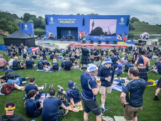 Schottland, Fußball-Europameisterschaft 2024, Fans, öffentliche Veranstaltung, mediale Berichterstattung, festliche Stimmung, Fanartikel, München, UEFA, Euro, schottische Flagge, Schottland-Trikots, Gruppenfoto, historische Gebäude, Fahnen, Kilt, traditionelle Kleidung, Dudelsack, Fußballfans, Euro 2024 Festival, München, große Leinwand, Outdoor-Event, Picknick, Freizeitpark, Menschenmenge, Schottische Fans, Bier, Entspannung, Live-Übertragung, Olympiapark, Bühne, Grà NFL, American Football Herren, USA ¤che, Feier, Fanfest. Copyright: xGrantxHubbsx