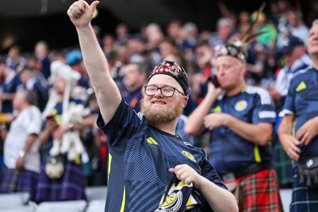 Fußballfans, Schottland, EM 2024, Stadion, Fanatmosphäre, Schottland-Schal, blaue Trikots, schottische Flaggen, begeisterte Fans, sportliche Begeisterung, Gemeinschaft, Unterstützung, Nationalstolz, EM-Veranstaltung, Jubel, leidenschaftliche Anhänger, Feierlaune, Public Viewing, internationale Besucher. , Fussball, UEFA , Europa Meisterschaft, (Gruppe A) 2024, Deutschland vs. Schottland, 14.06.2024, Munich Football Arena, Muenchen, Deutschland Muenchen Munich Football Arena Bayern Deutschland Copyright: xGrantxHubbsx