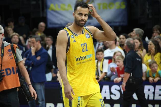 DEU, easyCredit BBL, 4.Finale, ALBA vs. Bayern Muenchen, 14.06.2024, Uber-Arena, Berlin, DEU, easyCredit BBL, 4.Finale, ALBA vs. Bayern Muenchen, im Bild JOHANNES THIEMANN (ALBA Berlin 32), ALBA-Fans, Fans Foto: Juergen Engler nordphoto GmbH