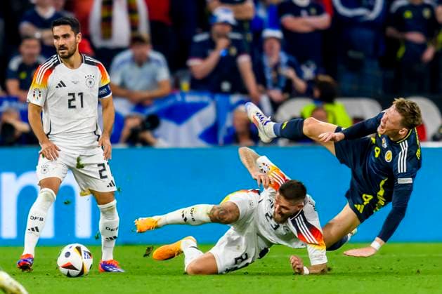 GER, UEFA Euro 2024, Gruppe A, Deutschland (GER) vs Schottland (SCO) 14.06.2024, Allianz Arena, Muenchen, GER, UEFA Euro 2024, Gruppe A, Deutschland (GER) vs Schottland (SCO) , im Bild ??lkay Gündo??an Ilkay Guendogan (Germany 21) im Zweikampf gegen Scott McTominay (Scottland 4) mit ??lkay Gündo??an Ilkay Guendogan (Germany 21)