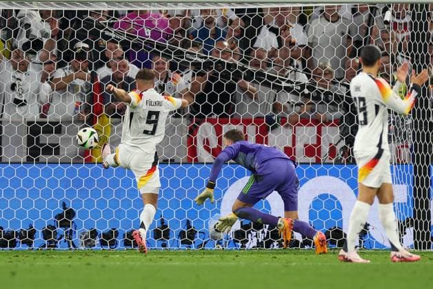 Niclas Fuellkrug 9 (Deutschland) trifft das Tor zum 5:0, Angus Gunn 1 (Schottland), Tor zaehlt nicht, Deutschland vs. Schottland, Fussball, UEFA EURO, EM, Europameisterschaft,Fussball 2024, Gruppenphase, 1. Spieltag, 14.06.2024 DFB regulations prohibit any use of photographs as image sequences and or quasi-video Muenchen Bayern Deutschland