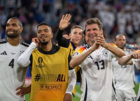 Fussball, Herren, Saison 2023 24, Euro 2024 Gruppe A (1. Spieltag) in München, Deutschland - Schottland, v. l. Jonathan Tah (Deutschland), Benjamin Henrichs (Deutschland), Thomas Müller (Deutschland), Jubel nach Abpfiff, 14.06. 2024, Copyright: xMatthiasxKochx